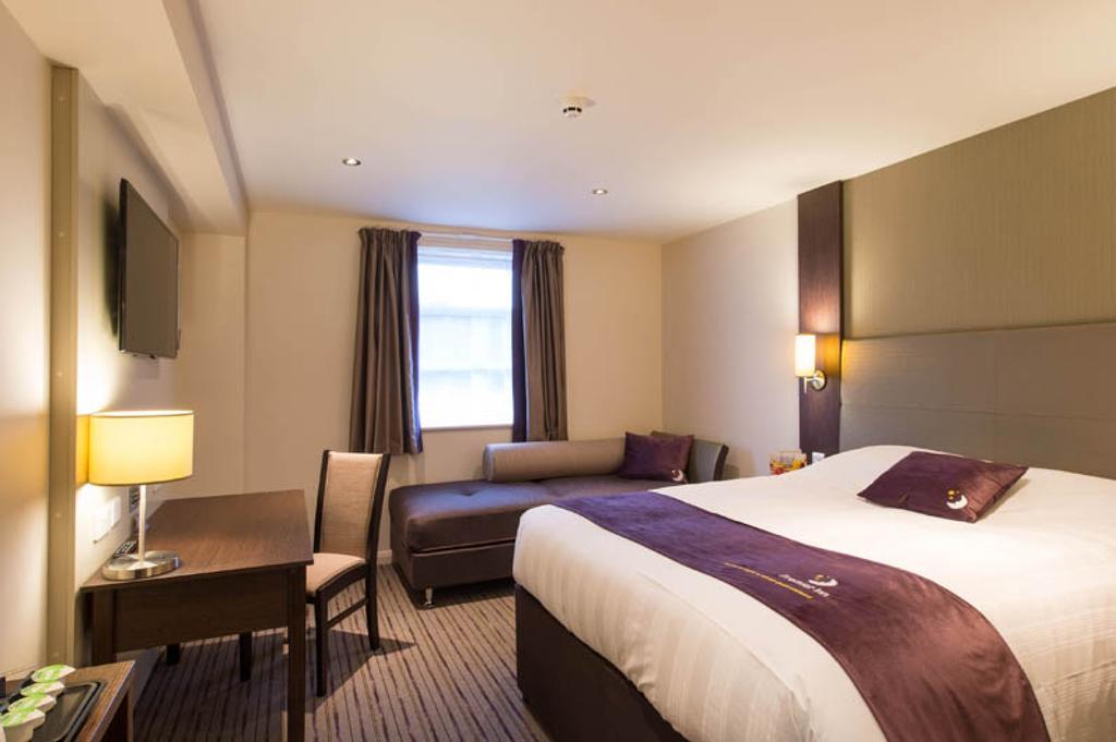 Premier Inn Woking Town Centre Eksteriør billede
