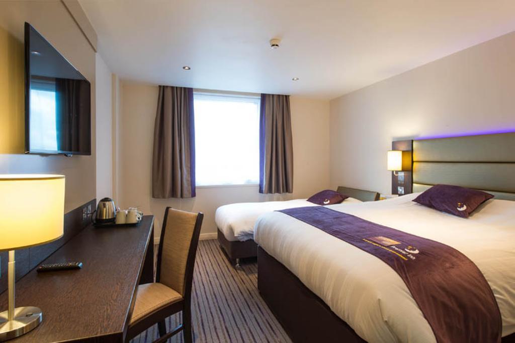 Premier Inn Woking Town Centre Eksteriør billede