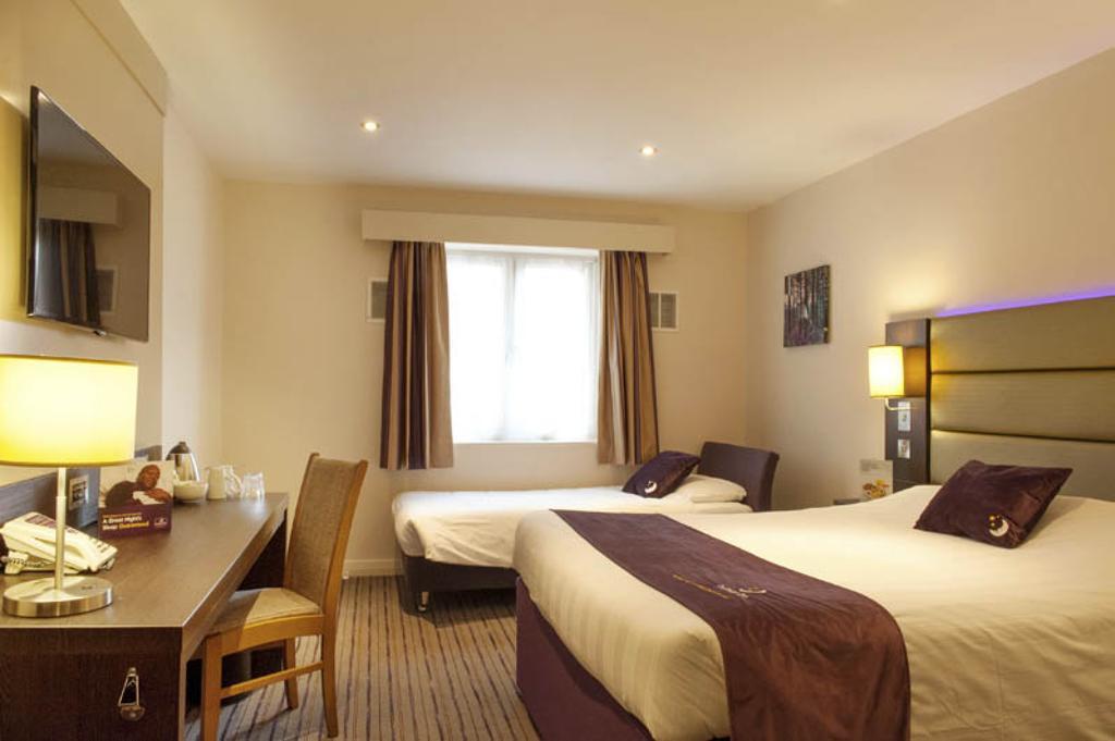 Premier Inn Woking Town Centre Eksteriør billede
