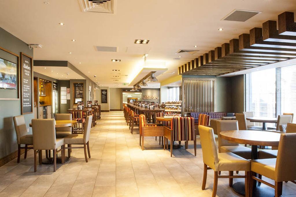 Premier Inn Woking Town Centre Eksteriør billede