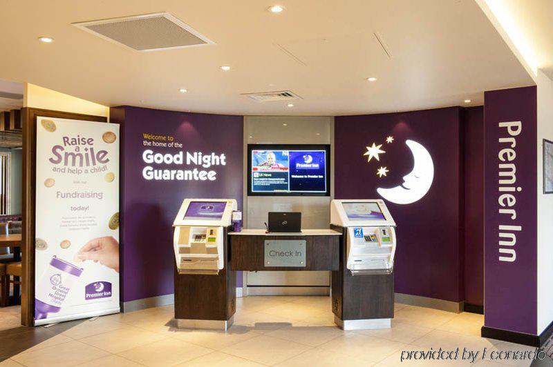Premier Inn Woking Town Centre Eksteriør billede